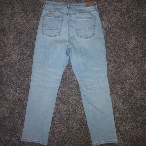 Light wash American eagle mom jeans - Picture 2 of 4
